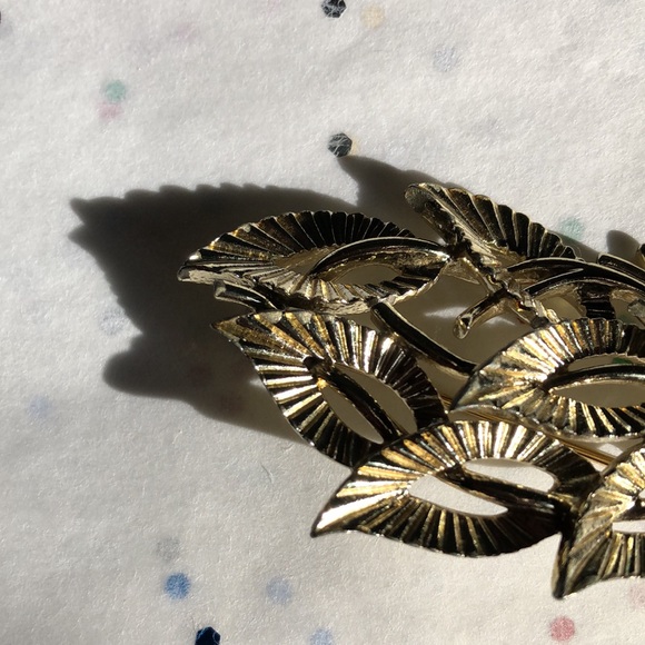 🌟VINTAGE JEWELCRAFT BROOCH🌟Beautiful shine Back and Front,6cm x 3.5cm. - Picture 10 of 11